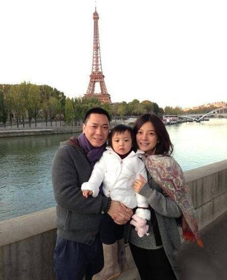 赵薇黄有龙婚纱照曝光 揭黄有龙个人资料家庭背景