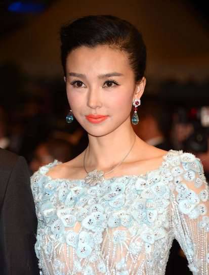  龙女郎 姚星彤透视门事件 姚星彤整容对比照遭扒