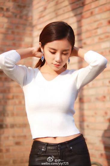 伊一微博分享跑步美图 白毛衣黑皮裤霸气又妩媚