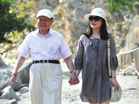 述杨振宁与前妻杜致礼师生之恋 杨振宁和翁帆相差54岁勇敢结婚