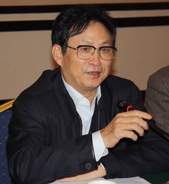 央视主持人李思思的丈夫是谁 李思思挺孕肚回央视