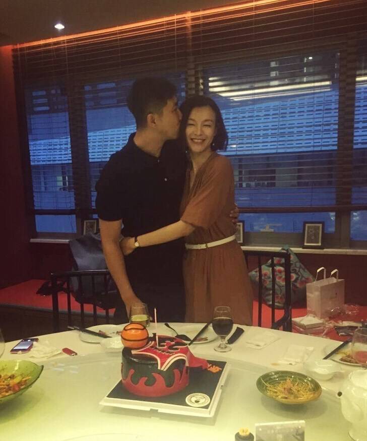 李艾领证甜蜜亲吻照曝光 老公张徐宁背景个人资料