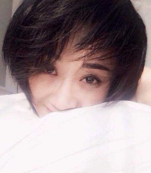 梨涡女神许晴结婚了吗 许晴微博晒床照遭网友调侃没穿上衣