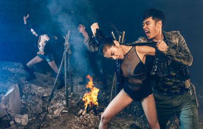 伊一微博分享跑步美图 白毛衣黑皮裤霸气又妩媚