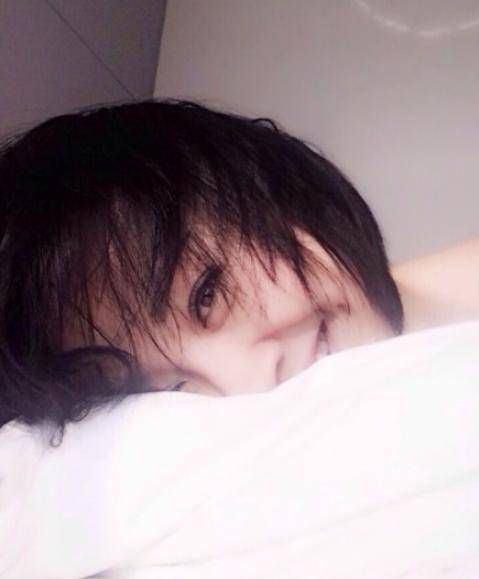 梨涡女神许晴结婚了吗 许晴微博晒床照遭网友调侃没穿上衣