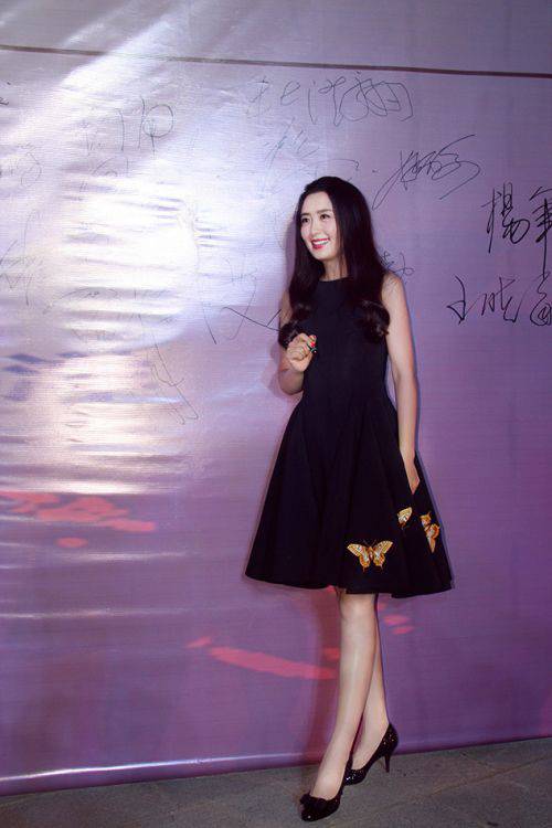 杨童舒臀部遭男粉丝强摸照片 杨童舒个人资料曝光