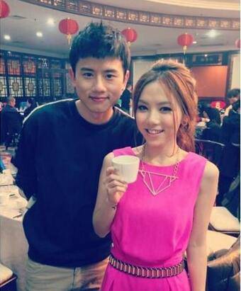 张杰邓紫棋暧昧激怒谢娜 曝邓紫棋张杰勾肩搭背照片