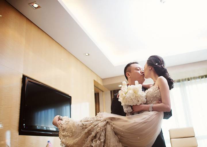 滕华涛与周圆圆一吻定情 双喜临门娶新娘播新剧