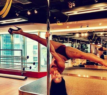 原子鏸钢管舞险走光 郑佩佩女儿子鏸演绎慰安妇