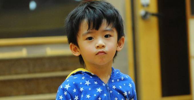 张柏芝儿子是谁的 网友指张柏芝儿子像陈冠希