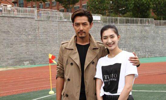 胡歌江疏影分手后首度同台 两人略显尴尬