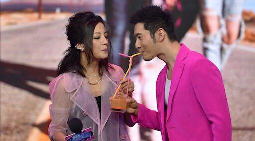 黄晓明吻赵薇照片曝光 网友调侃终于吻到赵薇了