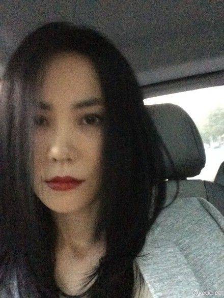 王菲红唇照撞脸俞飞鸿 网友惊呼 傻傻分不清