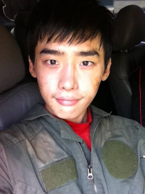 李钟硕个人资料外泄 李钟硕承认整容只瘦脸隆鼻