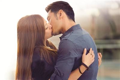 黄晓明吻赵薇照片曝光 网友调侃终于吻到赵薇了