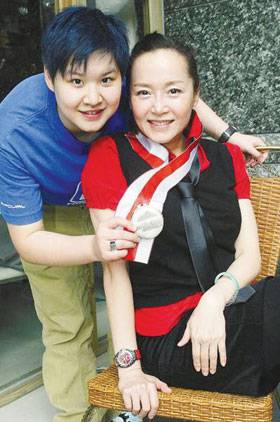 恬妞女儿被曝同性恋 与女星叶青 预支蜜月