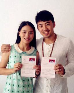 黄英微博曝浪漫求婚经过 述求婚时两人一起洗澡