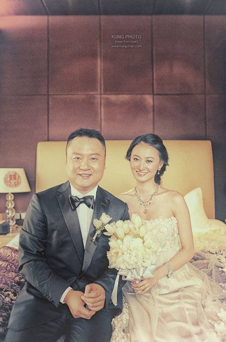 滕华涛与周圆圆一吻定情 双喜临门娶新娘播新剧