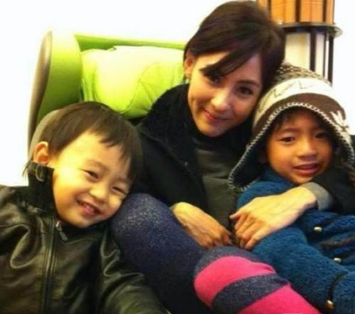 张柏芝儿子是谁的 网友指张柏芝儿子像陈冠希