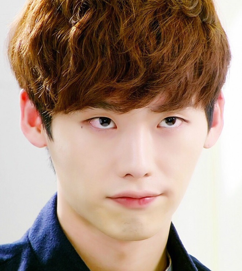 李钟硕个人资料外泄 李钟硕承认整容只瘦脸隆鼻