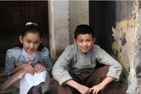 小童星吴磊蒋依依恋爱 称初给了对方