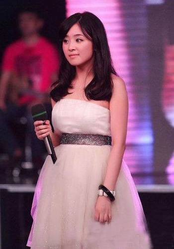 张含韵陪人睡觉照片外泄 张含韵男朋友被曝光