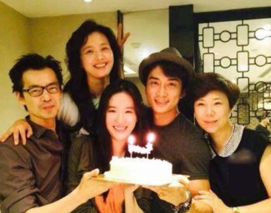 宋承宪生日办派对刘亦菲现身曝好事将近