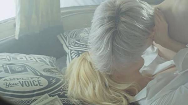 张贤胜和泫雅热吻引发粉丝尖叫 他们是什么关系