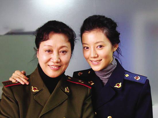 车晓微博晒三代军装照 曝车晓离婚原因