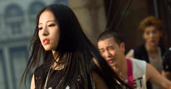 周雨彤个人资料 周雨彤重返二十岁演绎高冷学姐