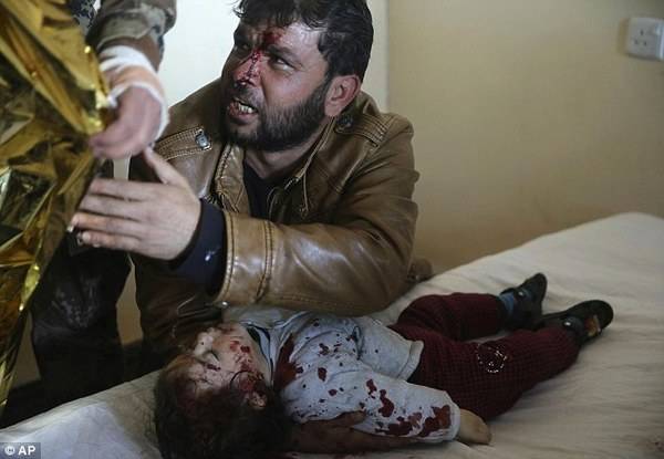 15月大女婴被is炸死 父亲抱着女儿的遗体痛哭