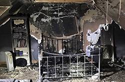 少女手机整晚充电起火 房间被烧毁