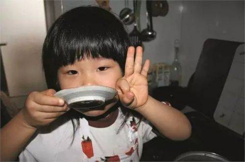 她逼4岁女儿每天做菜 背后故事却感动了所有人