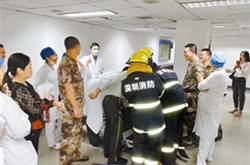 男子打耳洞却遭耳钉枪夹住 男子称留下阴影不敢打了