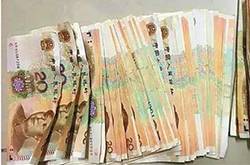 快递员收离奇包裹 开箱验视全是假币