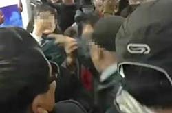 沈阳一女孩来例假没让座 遭老人掌掴狂拽发