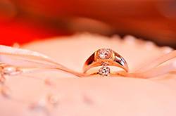 男友送婚戒前任都戴过 男友反骂女友 虚荣