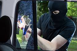 窃贼 看她家穷 我留下了两三千