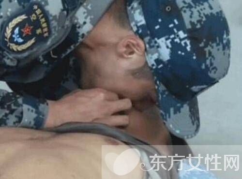 蒋劲夫激吻黄子韬 并赞韬韬嘴唇很柔软