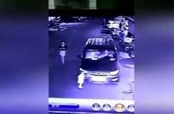 岳阳2岁女孩被碾死 却因家长在身后看手机