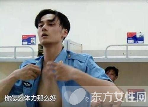 蒋劲夫激吻黄子韬 并赞韬韬嘴唇很柔软