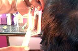 厉害了 印度大叔用蜡烛理发顾客络绎不绝