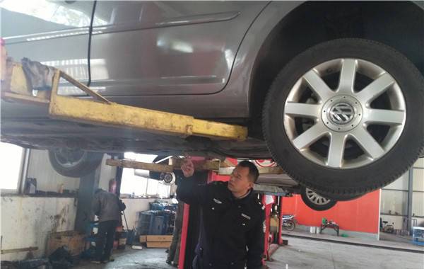 少女雨夜被撞后失踪 被卷入车底拖行上高速