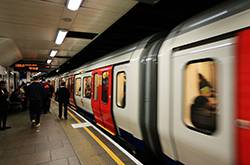 一颗珍珠逼停成都地铁 致车门关不上不得已 清客