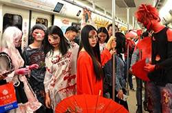 丧尸现身地铁2号线 成都地铁坚决说NO