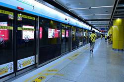 女子因长痤疮地铁里痛哭 地铁民警劝了3小时女子终于笑了