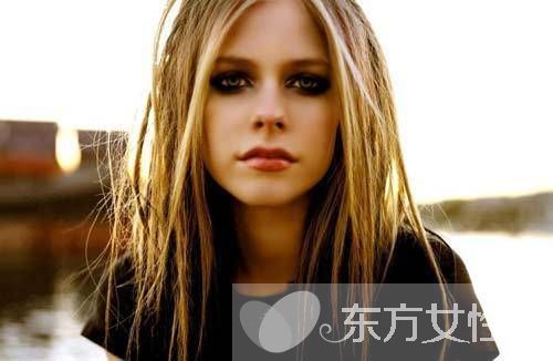 艾薇儿复出消息曝光 卧床2年终战胜病魔