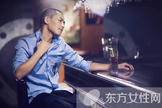 苏醒李炜事件 女友被睡还拍裸照托奶哥被打