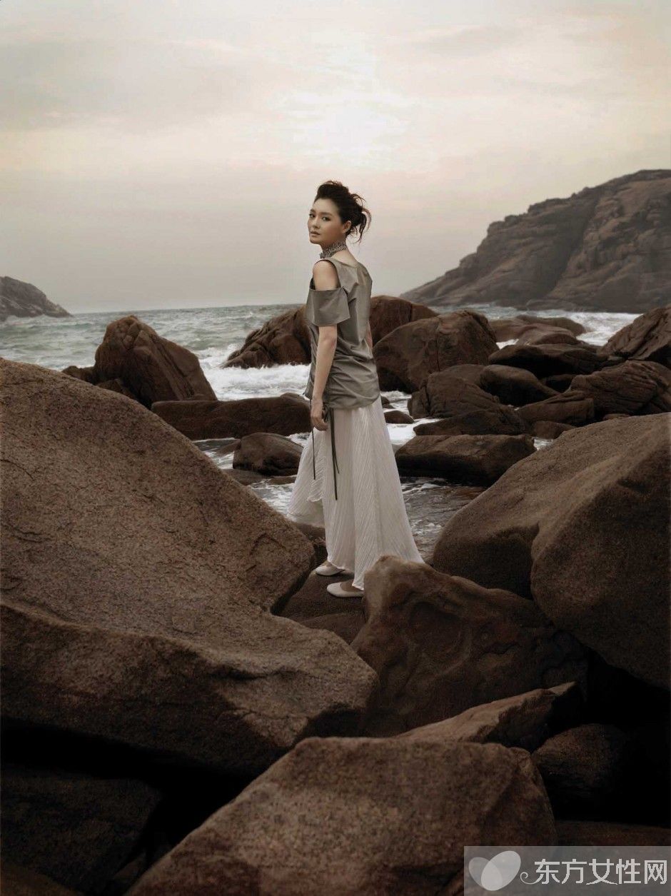 大s晒素颜特写求工作 脖子惊现淤血表情吓人