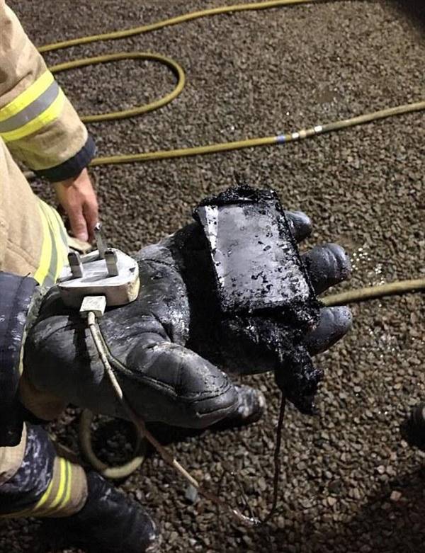 少女手机整晚充电起火 房间被烧毁